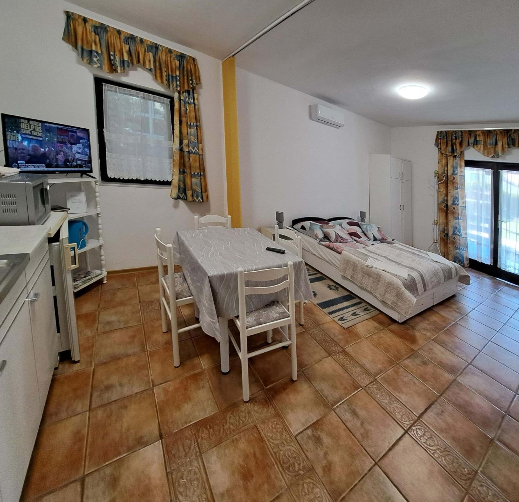 Istvan Apartmanok 凯斯特海伊 外观 照片