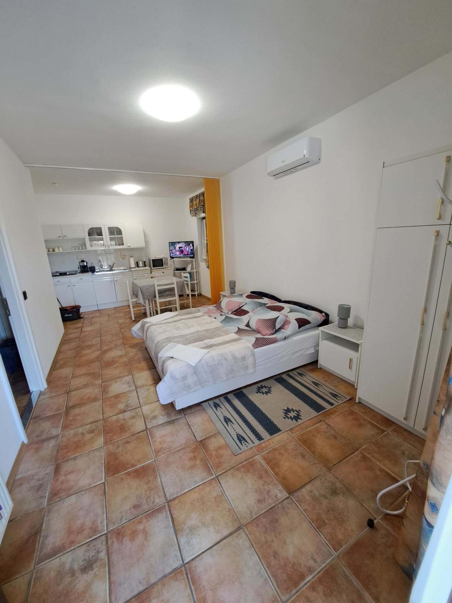 Istvan Apartmanok 凯斯特海伊 外观 照片